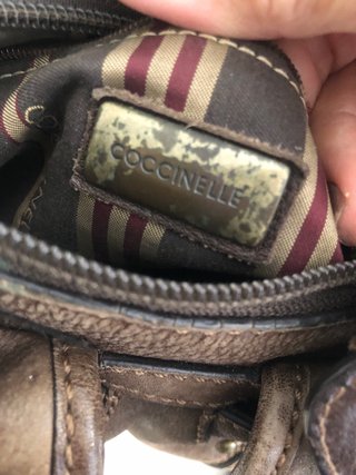 Bolso piel marrón con cremallera Marca Coccinelle