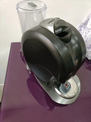 Cafetera de cápsulas negra