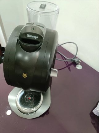 Cafetera de cápsulas negra