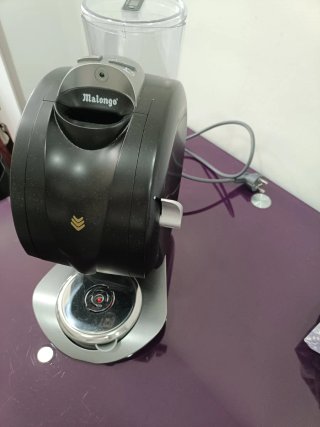 Cafetera de cápsulas negra