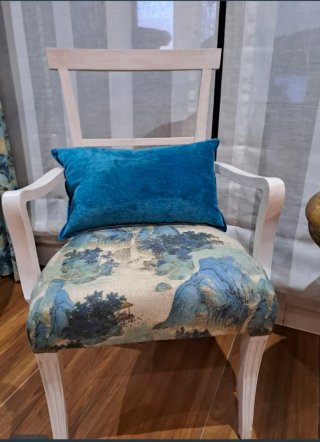 Sillón restaurado con tapicería floral