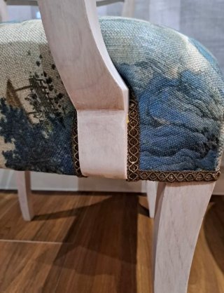 Sillón restaurado con tapicería floral