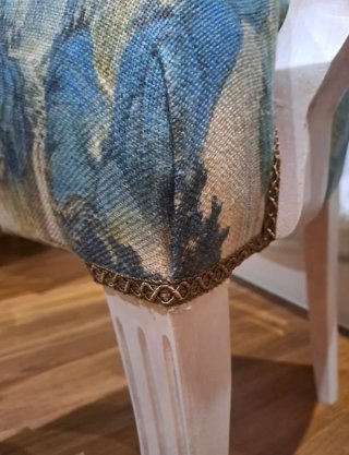 Sillón restaurado con tapicería floral
