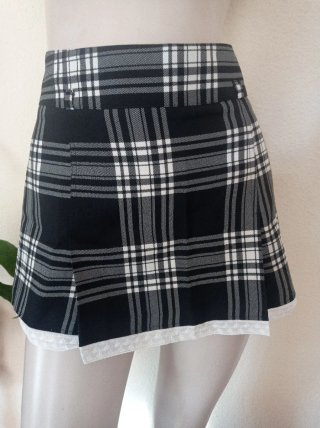 Minifalda estilo colegial cuadros blanco y negro