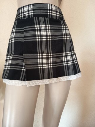 Minifalda estilo colegial cuadros blanco y negro