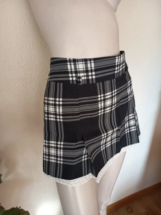 Minifalda estilo colegial cuadros blanco y negro
