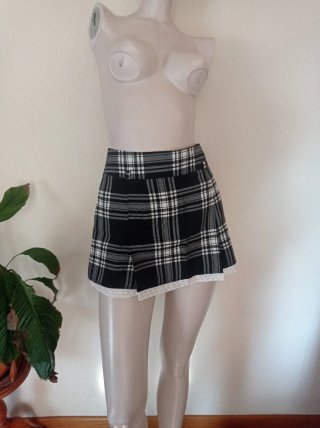 Minifalda estilo colegial cuadros blanco y negro