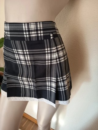 Minifalda estilo colegial cuadros blanco y negro