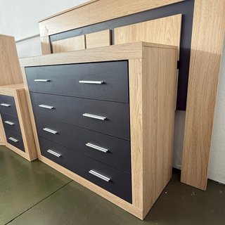 Cómoda de madera color miel y negro