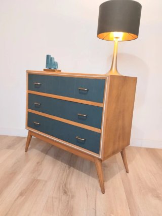 CÓMODA MID CENTURY.