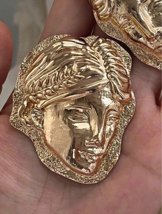 Pendientes dorados inspiración escultórica