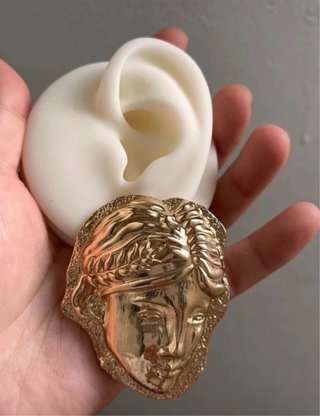 Pendientes dorados inspiración escultórica