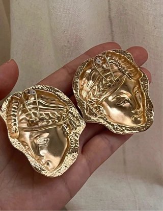 Pendientes dorados inspiración escultórica