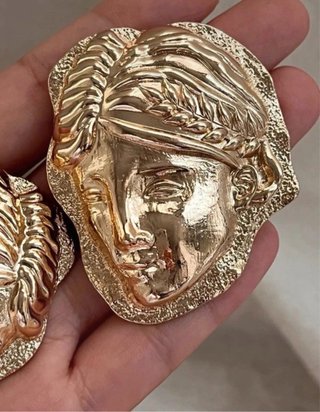 Pendientes dorados inspiración escultórica