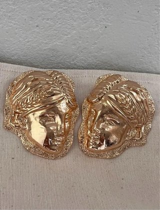 Pendientes dorados inspiración escultórica