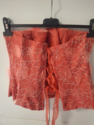 Vestido de fiesta coral con volantes