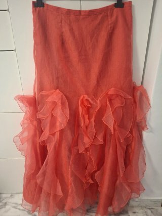 Vestido de fiesta coral con volantes