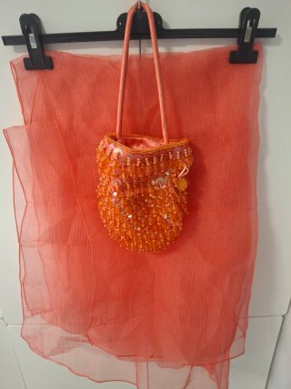 Vestido de fiesta coral con volantes