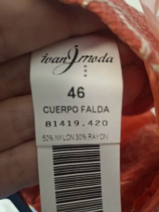 Vestido de fiesta coral con volantes