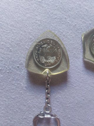 Llaveros antiguos con monedas