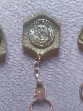 Llaveros antiguos con monedas