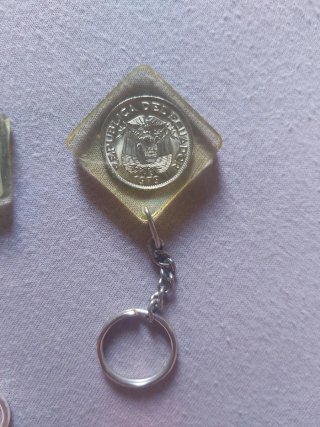 Llaveros antiguos con monedas
