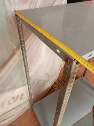 Estantería metálica gris