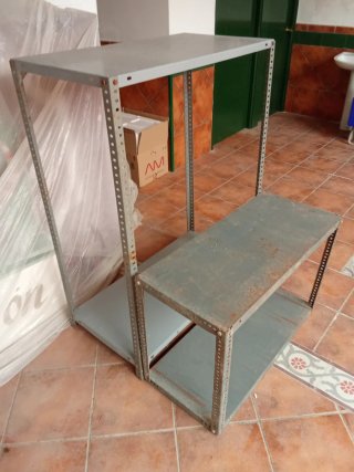 Estantería metálica gris