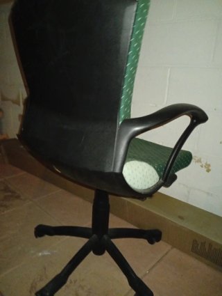 Silla de oficina verde con patrón