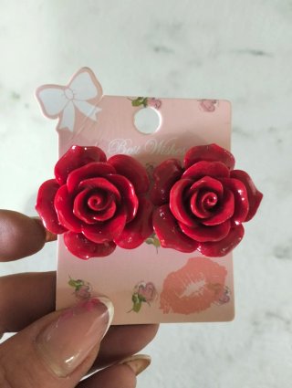Orecchini a forma di rosa rossa