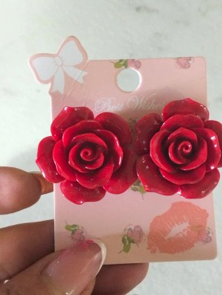Orecchini a forma di rosa rossa