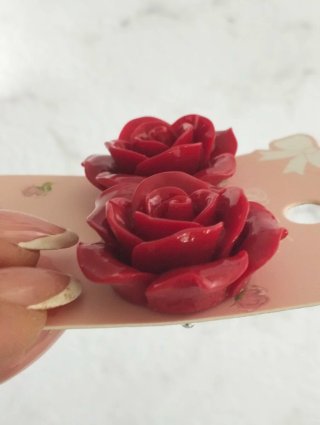 Orecchini a forma di rosa rossa