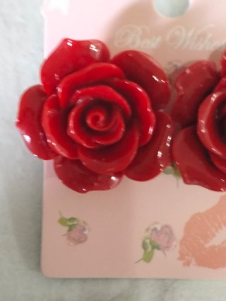 Orecchini a forma di rosa rossa