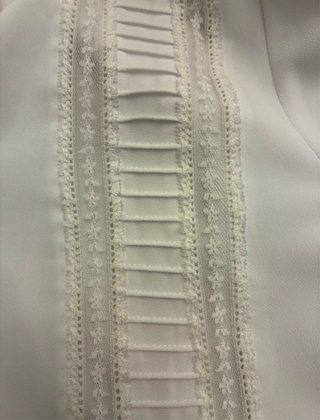 Blusa blanca con jaretas y tira bordada