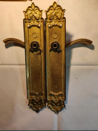 Manillas de puerta doradas estilo clásico