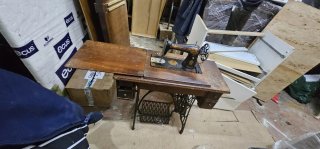 Máquina de coser antigua con mesa