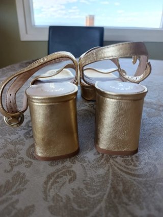 Preciosas Sandalias doradas Latouche. OFERTÓN ❤️