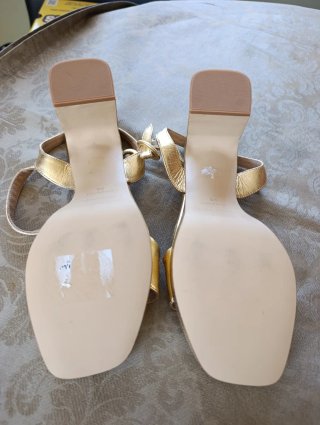 Preciosas Sandalias doradas Latouche. OFERTÓN ❤️
