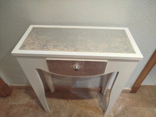 Mueble recibidor blanco con cajón plateado