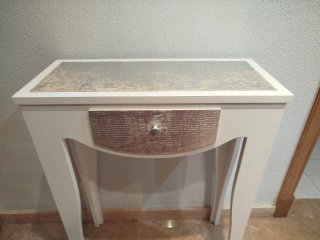 Mueble recibidor blanco con cajón plateado