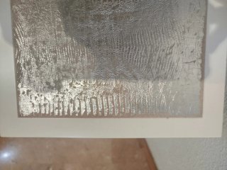 Mueble recibidor blanco con cajón plateado