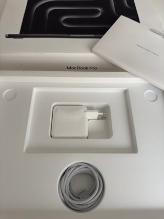 MacBook Pro M3 con 1TB, Factura, Batería 100%