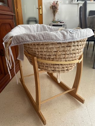 Cuna moisés mimbre y balancín madera