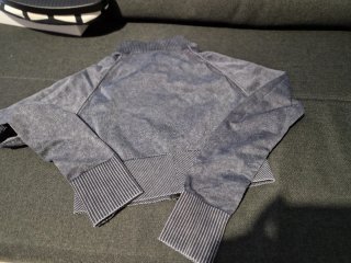 Chaqueta deportiva gris con cremallera