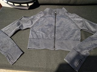 Chaqueta deportiva gris con cremallera