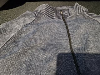 Chaqueta deportiva gris con cremallera