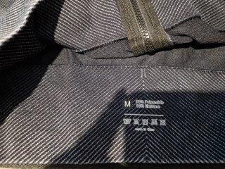 Chaqueta deportiva gris con cremallera