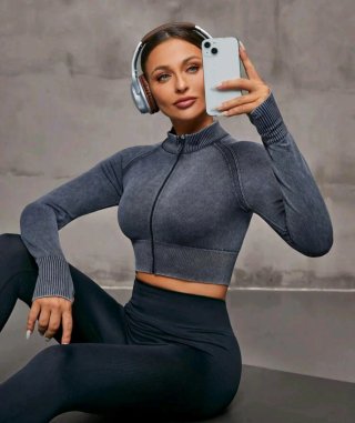 Chaqueta deportiva gris con cremallera