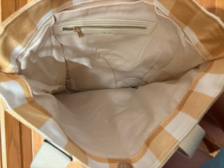 Bolso de cuadros amarillo y blanco