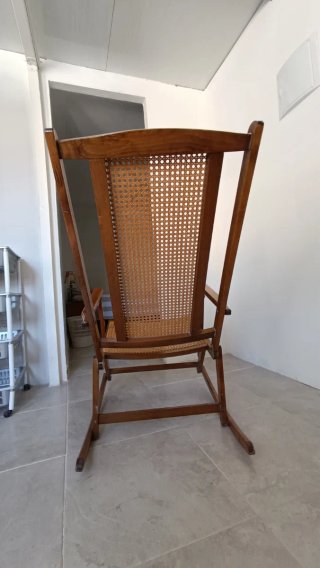 Dondola pieghevole in legno e rattan